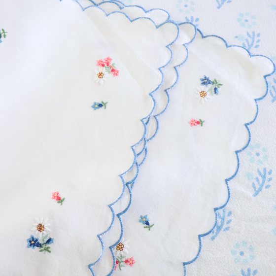 Set of 4 embroidered placemats vintage